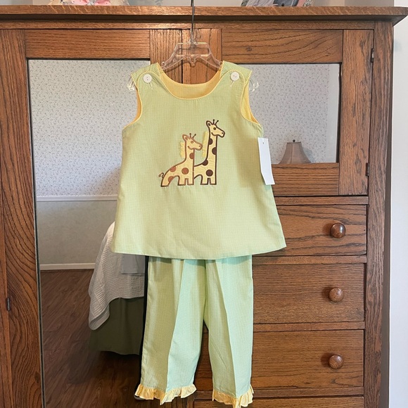 Appliquéd Giraffe on Top & Pants Matching Set - Picture 1 of 6